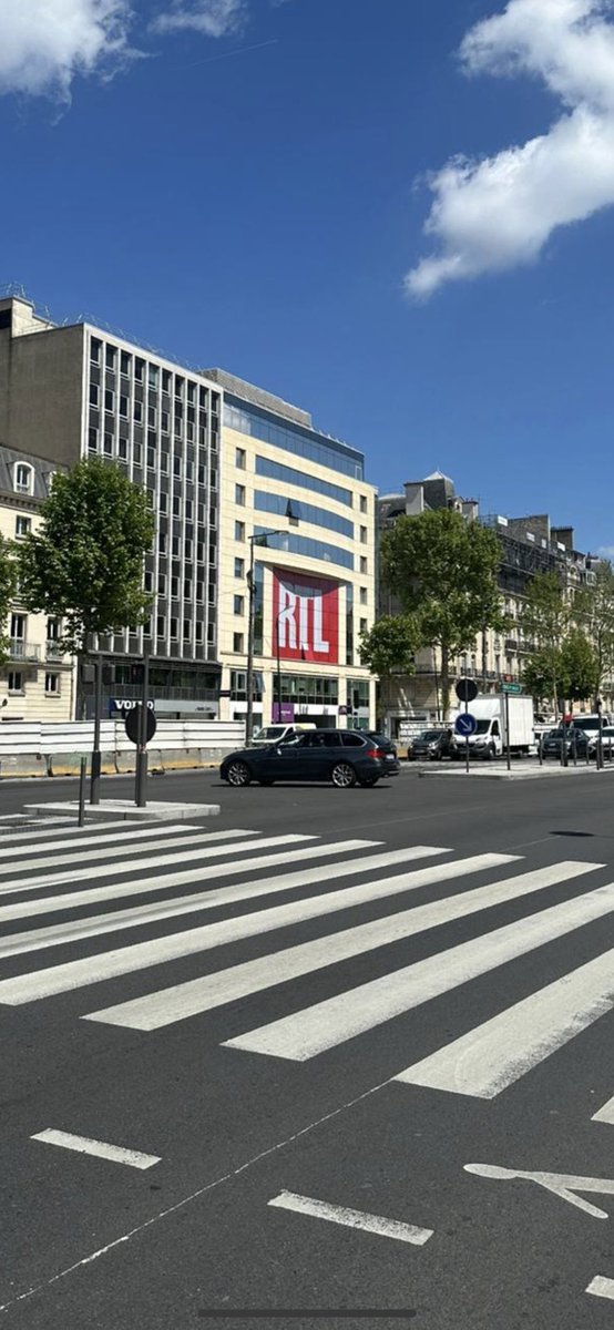 benjamin_boiron's tweet photo. Cette nuit, entre 2h et 3h on a posé la nouvelle devanture de l’immeuble d’@RTLFrance : magnifique 🔴🔴 https://t.co/ijEXUUEWAa