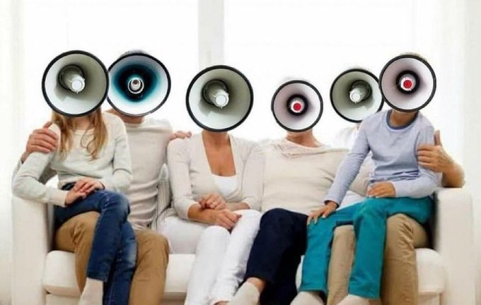 itsD3lay's tweet photo. “tu familia habla muy fuerte??”

mi familia: https://t.co/m3dJLg0XSU