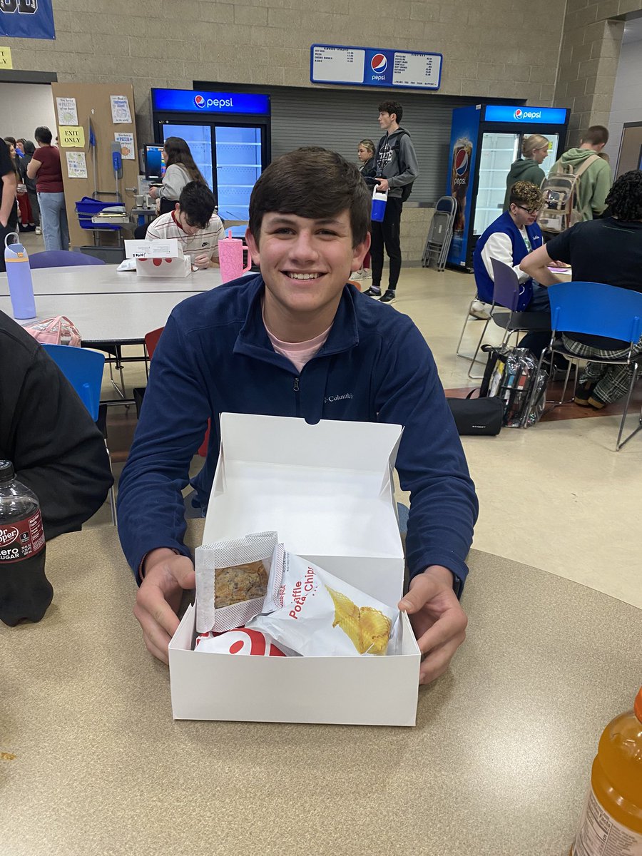 Congratulations to the Bays/Hopkins-Fawcett homeroom who enjoyed Chick Fil A for lunch for winning our 4th nine weeks homeroom competition!  #WeAreElmwood