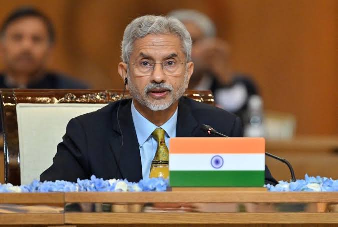 BharatKiNews_'s tweet photo. 🚨BOLD from EAM Jaishankar:
“Kashmir is an integral part of India — NO country negotiates its own land.”
🔥“Part of J&K is under Pakistan’s ILLEGAL OCCUPATION.”
🇮🇳 “We’re ready to talk — about when they’ll vacate it.”
#Jaishankar #Kashmir #IndiaFirst #POK #BoldStand #ForeignPolicy