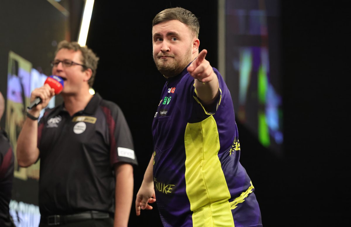 Another 𝗦𝗘𝗡𝗦𝗔𝗧𝗜𝗢𝗡𝗔𝗟 Luke Littler display! 😮‍💨

Littler averages 114.37 and takes out finishes of 96, 101, 107 and 127 in defeating Stephen Bunting in his opening match in Sheffield.

Some things don't change 😂

#Darts #PLDarts