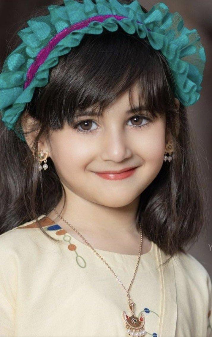 //
 ..🌹 
في. 
عيناك
مجاز لا يفسر بالمحابر
.
ووطن. 
يقيم في. حين. تنكرني. الاماكن. والعنابر
.
وفي. 
مبسمك شموخ الاكابر
.
يدثرني. 
من. برد الجياع
فيه الذخيرة حية وثناياها ك الحرائر
.