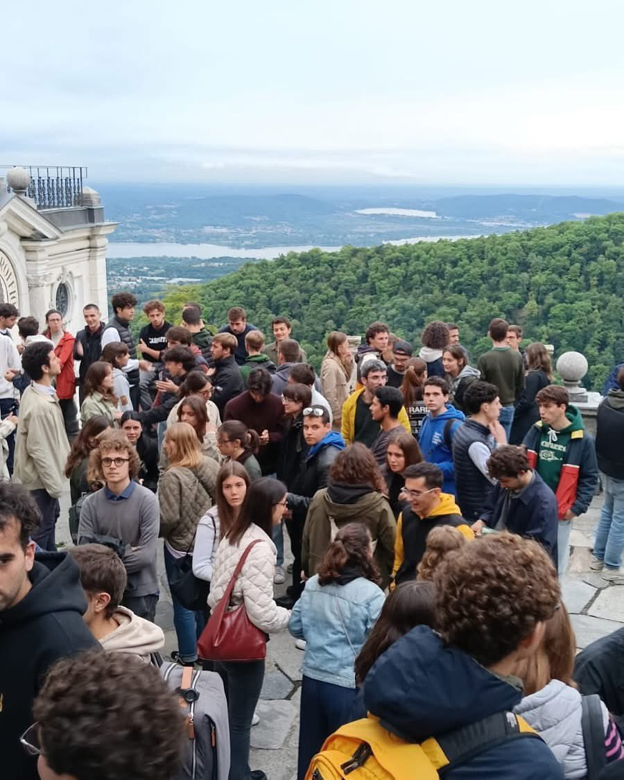 Uni_Insubria's tweet photo. ✨ Oltre 300 universitari in cammino al Sacro Monte di Varese per il #Giubileo delle Università, nel ricordo del beato #PierGiorgioFrassati ⛰️

Messa con l’Arcivescovo #Delpini, presente il prorettore vicario Piarulli

#uninsubria #GiubileoUniversità #SacroMonte #CamminareInsieme https://t.co/5q2dl55RpM