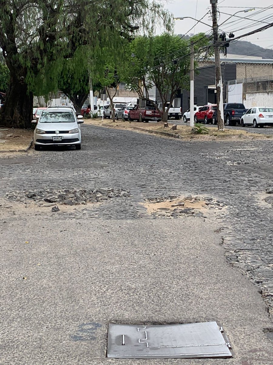 LiviValera's tweet photo. En Ciudad Granja es siempre lo mismo, autos estacionados en banquetas y camellones, invadiendo zonas peatonales y obligando a los vecinos de la 3a edad a caminar por la calle. Poniente esquina Chulavista, TODOS LOS DIAS. Ayuda por favor @MovilidadZap @JaliscoVial https://t.co/U0EhFtAsZR