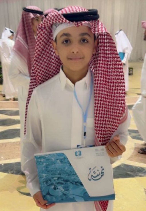 shff_sa's tweet photo. نتقدم بالتهنئة لابن العائلة

                                         الشاب 

           عبدالله بن أحمد بن عبدالله الشويمان

                               لتكريمه من لدن

                     صاحب السمو الملكي الامير

             فيصل بن مشعل بن سعود آل سعود

                           أمير منطقه القصيم

            ضمن 100 طالب حاصلين على جائزة 
 
                  الوجيه/ إبراهيم بن علي العبودي 
                
                للتفوق العلمي بمحافظة المذنب

                         والتهنئة موصولة لوالديه
 
                       ولجده رجل الأعمال الشيخ

                     عبدالله بن إبراهيم الشويمان

                                ولأسرتهم الكريمة.

#تهنئة
#تفوق 
#تعليم_القصيم 
#محافظة_المذنب 
#الشويمان 
#آل_شويمان
#أسرة_آل_شويمان 
#صندوق_آل_شويمان