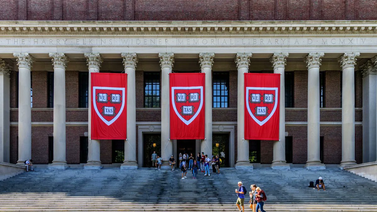 🚨 BREAKING : "Amministrazione Trump interrompe l'iscrizione di studenti internazionali ad Harvard: il 30% degli studenti a rischio!"