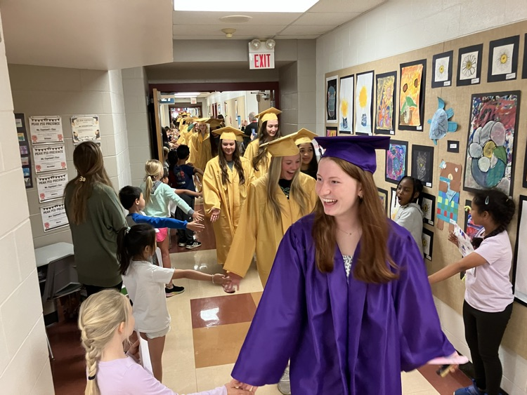 ZumMidRivers's tweet photo. Best time of the year!  #FZGradWalk2025 https://t.co/jN7SJeAZaP