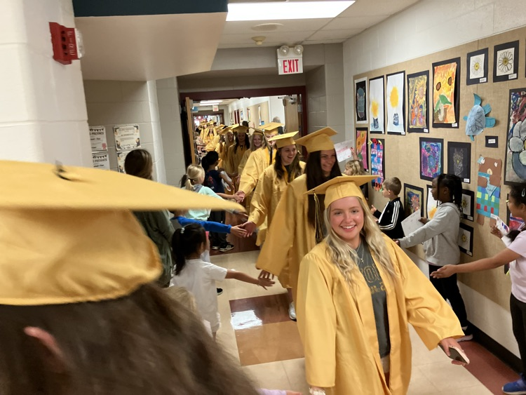 ZumMidRivers's tweet photo. Best time of the year!  #FZGradWalk2025 https://t.co/jN7SJeAZaP