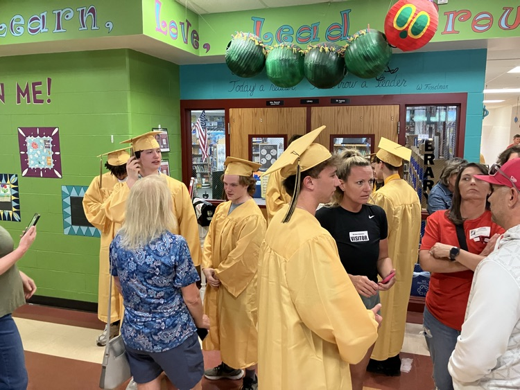 ZumMidRivers's tweet photo. Best time of the year!  #FZGradWalk2025 https://t.co/jN7SJeAZaP