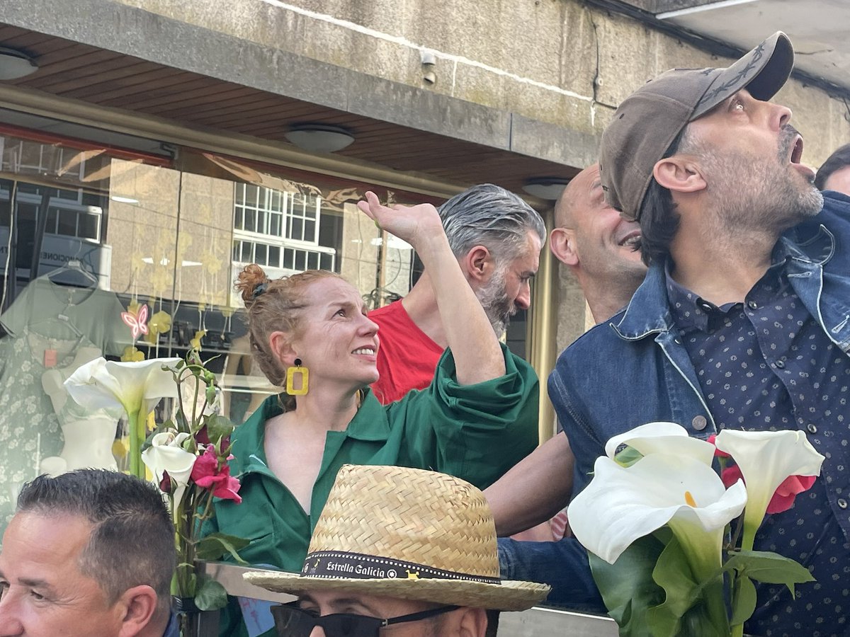 festivaldecans's tweet photo. Se hai procesión de chimpíns, se soan as gaitas, se hai alfombra vermella… 
Iso é que si, que o Festival de Cans xa está a pleno rendemento https://t.co/v54wusXb1I