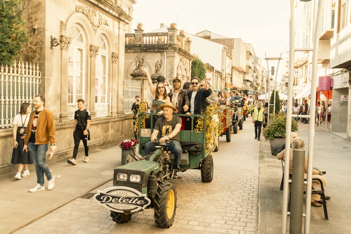 festivaldecans's tweet photo. E así foi o primeiro desfile de chimpíns!! 🚜✨

Viva #Cans2025 !! https://t.co/uIu1FaKmFf