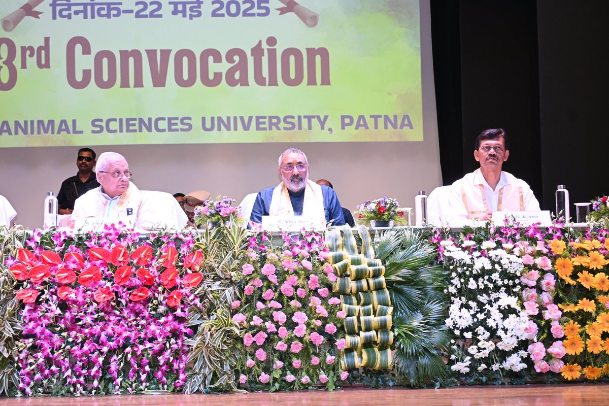 basupatna's tweet photo. The 3rd Convocation of Bihar Animal Sciences University was held in Patna, awarding degrees to 265 students. Hon’ble Governor Sri Arif Mohammad Khan presided; Union Minister Sri @girirajsinghbjp delivered the convocation address. Congrats to all graduates!  #Convocation2025 #BASU https://t.co/4WHhSUXAP4