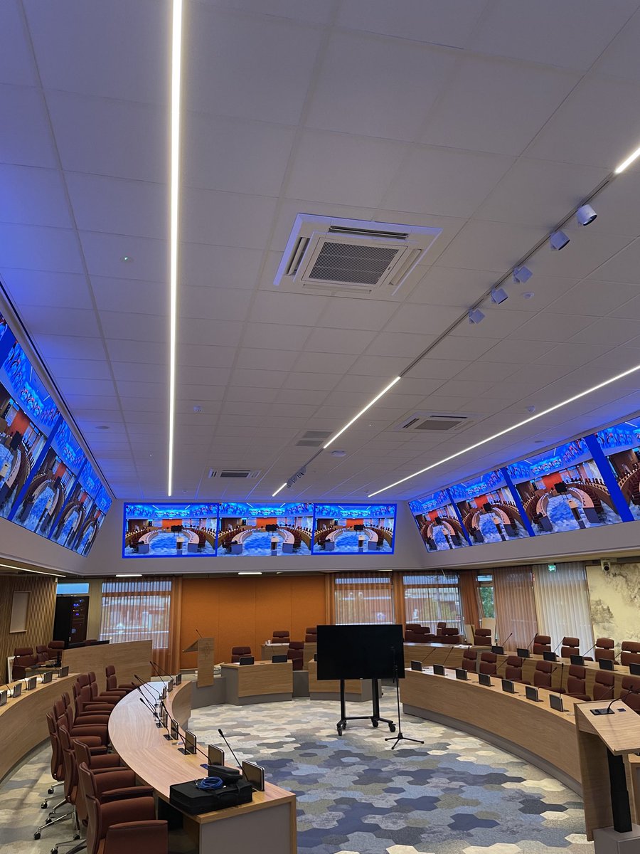 De nieuwe raadszaal van de ⁦<a href="/GemeenteEmmen/">Gemeente Emmen</a>⁩ : in juni de eerste vergaderingen. Een hele verbetering.