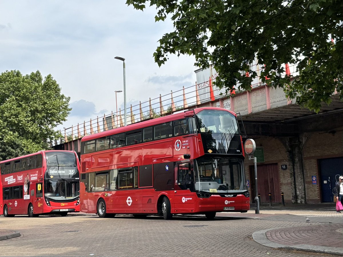 LTransport65's tweet photo. There has been many new buses introduced in London recently, including some new types for the city. 
While both single and double decks Electroliners are starting to become very common, these are the first Enviro100EVs and the second batch of integral Enviro400EVs in London. https://t.co/2sxlBBqpFU
