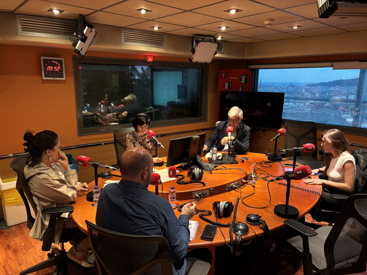 No ho sé RAC1 (@nohoserac1) on Twitter photo La tertúlia!
📌 Junts i Aliança Catalana s'enganxen pel debat sobre el vel islàmic. Avui el Parlament ha rebutjat la proposta dels de Sílvia Orriols de prohibir-lo a tot arreu.
🗣️<a href="/LauraAzLlu/">Laura Aznar Llucià</a>, <a href="/rafa_garrido2/">Rafa Garrido</a>, <a href="/mvilaredon/">Maria Vila</a> i <a href="/JotaMSilvaA/">Josep Manuel Silva</a>. La tertúlia!
📌 Junts i Aliança Catalana s'enganxen pel debat sobre el vel islàmic. Avui el Parlament ha rebutjat la proposta dels de Sílvia Orriols de prohibir-lo a tot arreu.
🗣️<a href="/LauraAzLlu/">Laura Aznar Llucià</a>, <a href="/rafa_garrido2/">Rafa Garrido</a>, <a href="/mvilaredon/">Maria Vila</a> i <a href="/JotaMSilvaA/">Josep Manuel Silva</a>.