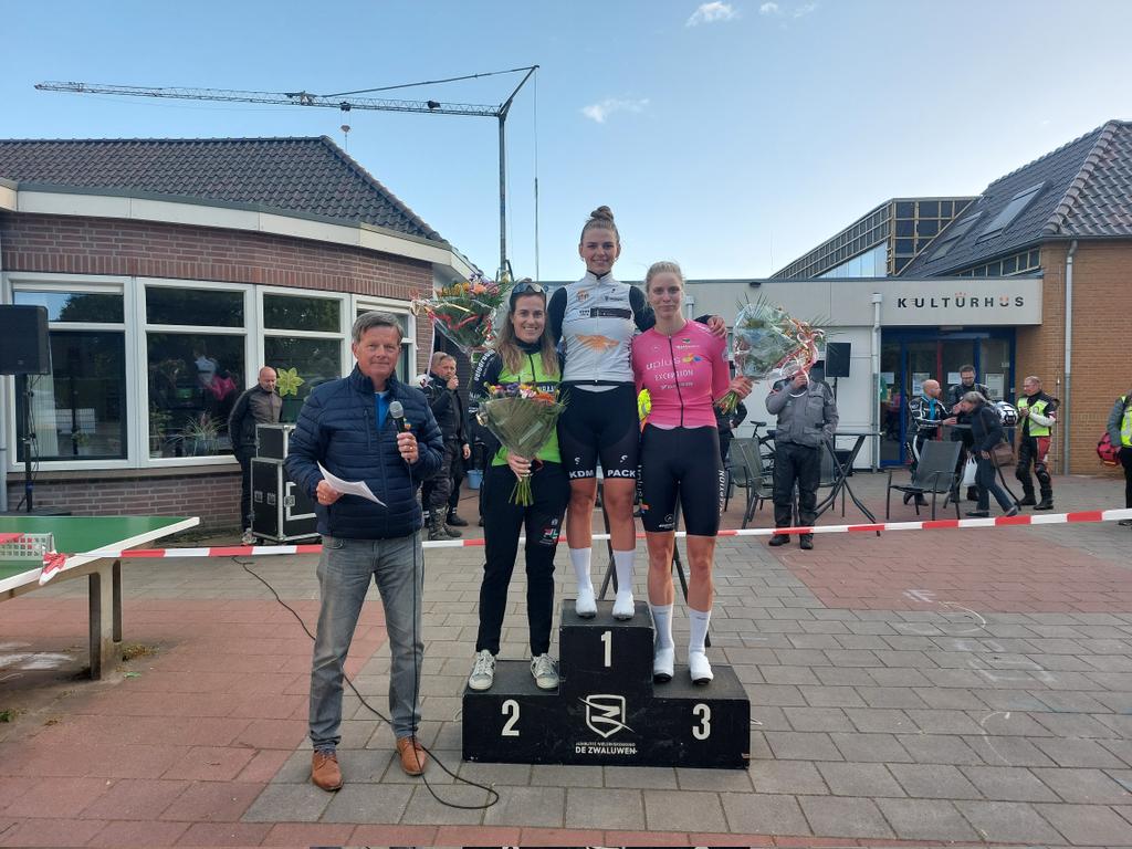 De winnaars bij de vrouwen: 1. Juliet Eickhof 2. Franciska Schutter 3. Arenda van Middendorp