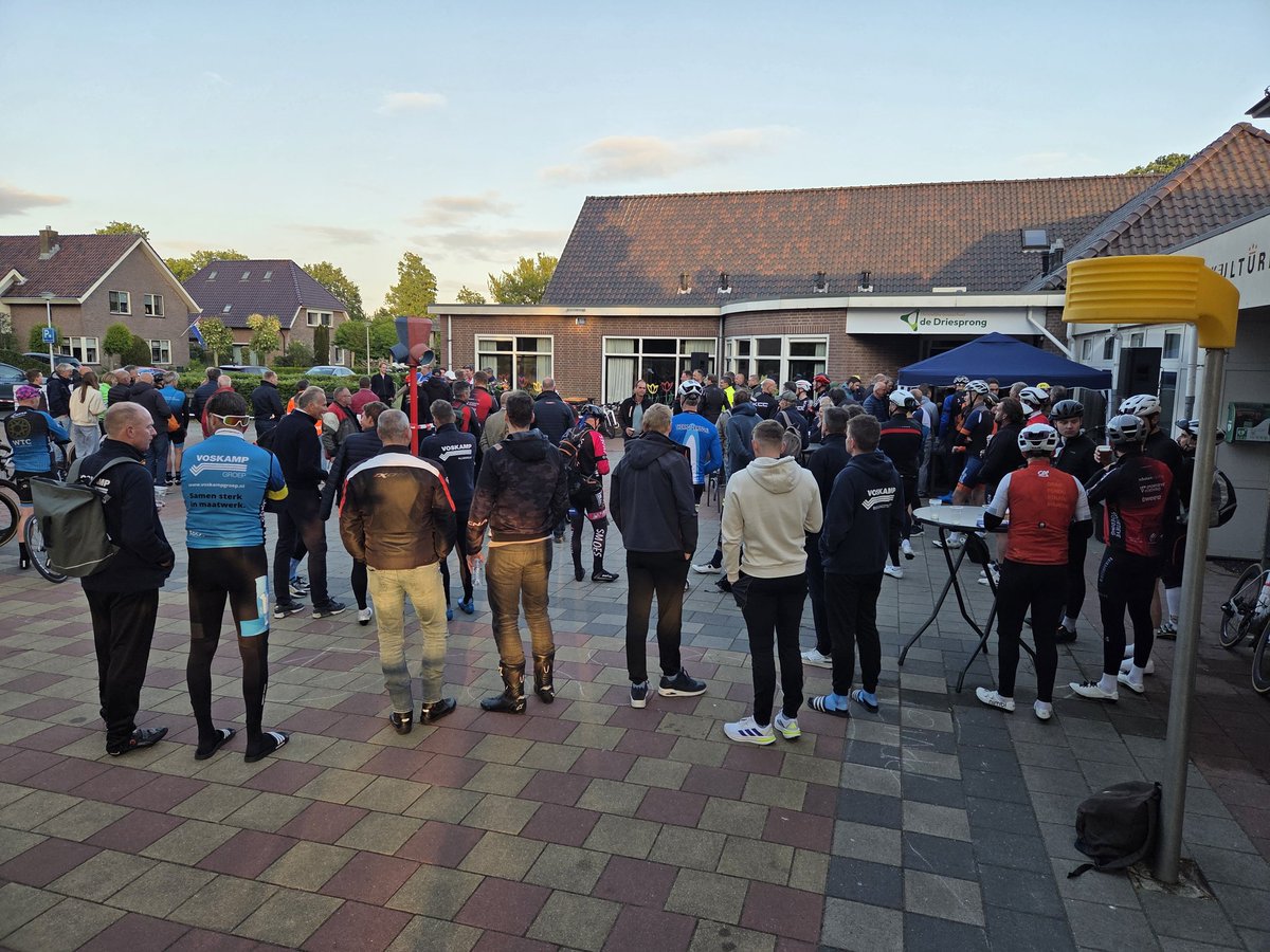 Gezellige drukte bij de huldigingen bij het Kulturhus in Hoge Hexel