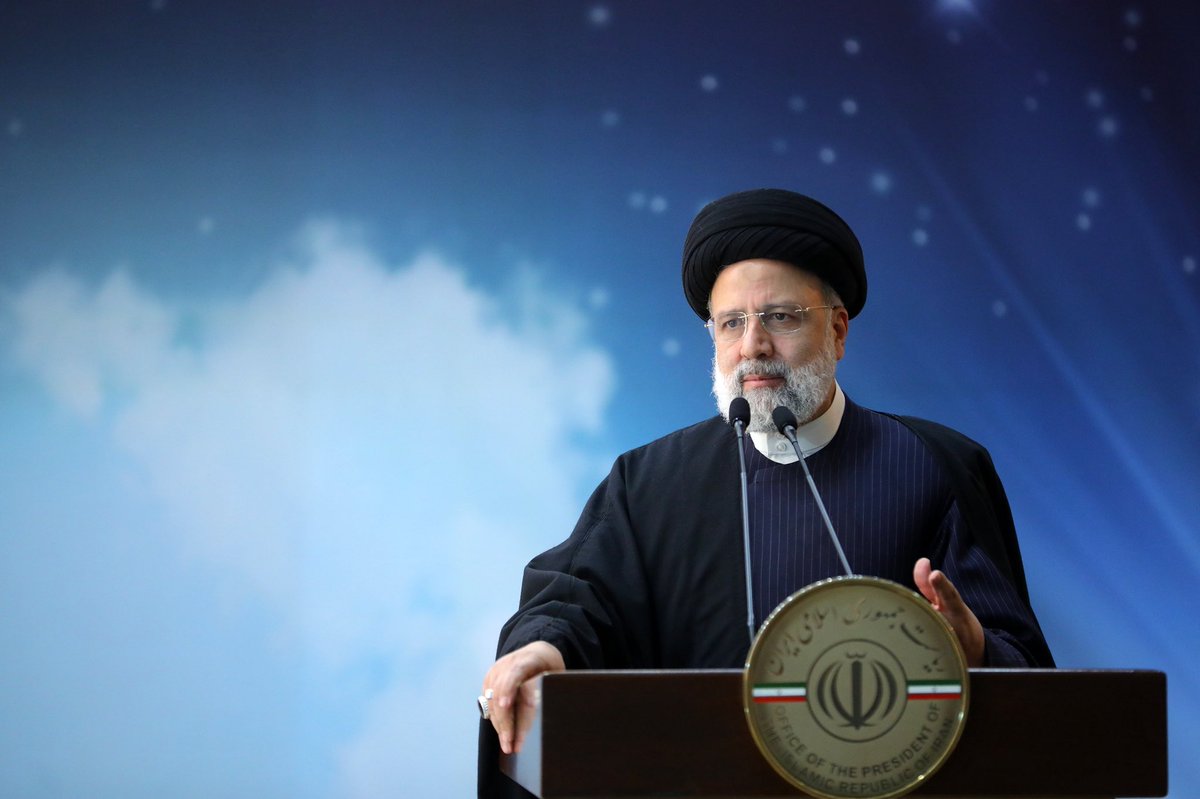 خداوند بیامرزد آقای رئیسی را. آدم ساده و بی ریایی بود. اطرافیان نزدیکش خیلی به ایشان ظلم کردند. خدا بیامرزدش.