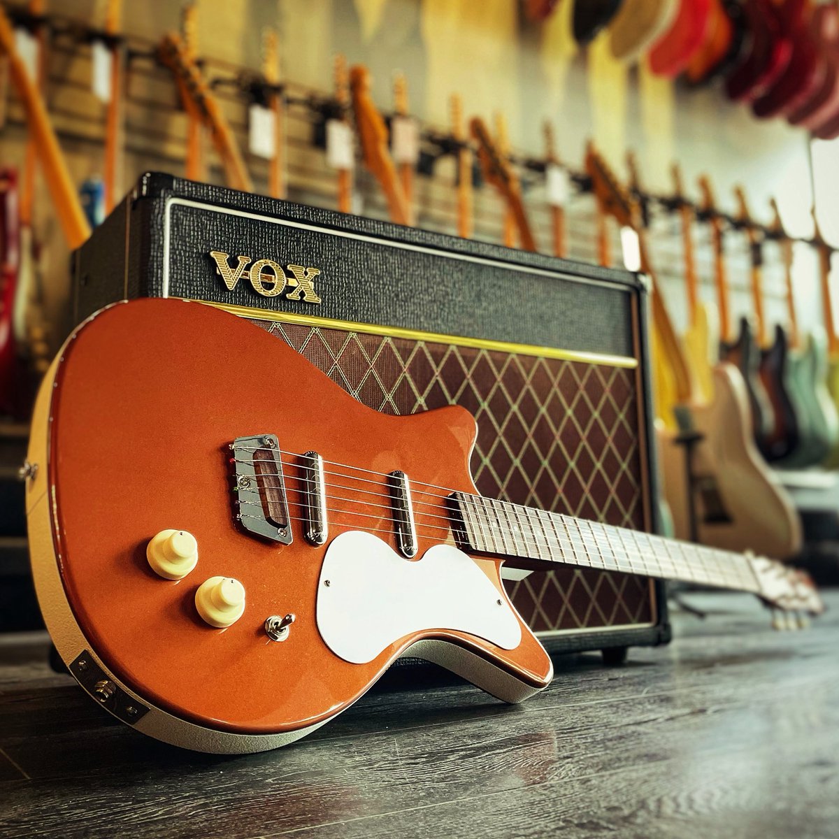 Retro vibe, modern twist. The <a href="/DanelectroUSA/">Danelectro Official</a> PB Special in Copper delivers punchy single-coil tones, vintage-style wooden bridge, and that unmistakable Dano look.

#DanelectroGuitars #PBSpecial #CopperFinish #VintageTone #DetroitGuitar