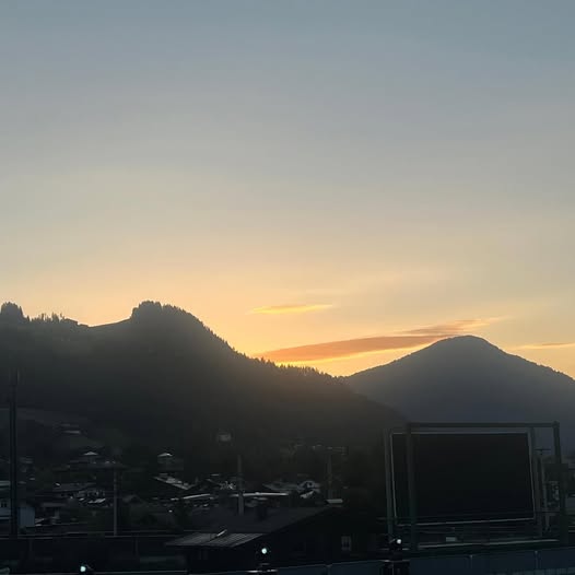 SyzwniMstr's tweet photo. Der Sonnenuntergang winkt mir zu, was bedeutet, dass ich einen weiteren Tag gelebt habe.🌥️ https://t.co/49PH2ddJ5W