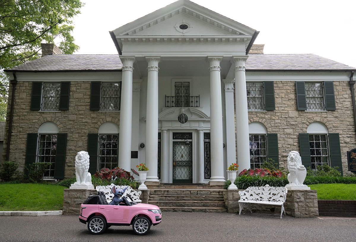 Stitch, the co-star of “Lilo &amp; Stitch,” visited Graceland earlier today. The lovable renegade alien, who happens to love the music of Elvis Presley, arrived at the gates to Graceland Mansion in a pink convertible before going across the street to view the King of Rock ‘n’ Roll’s
