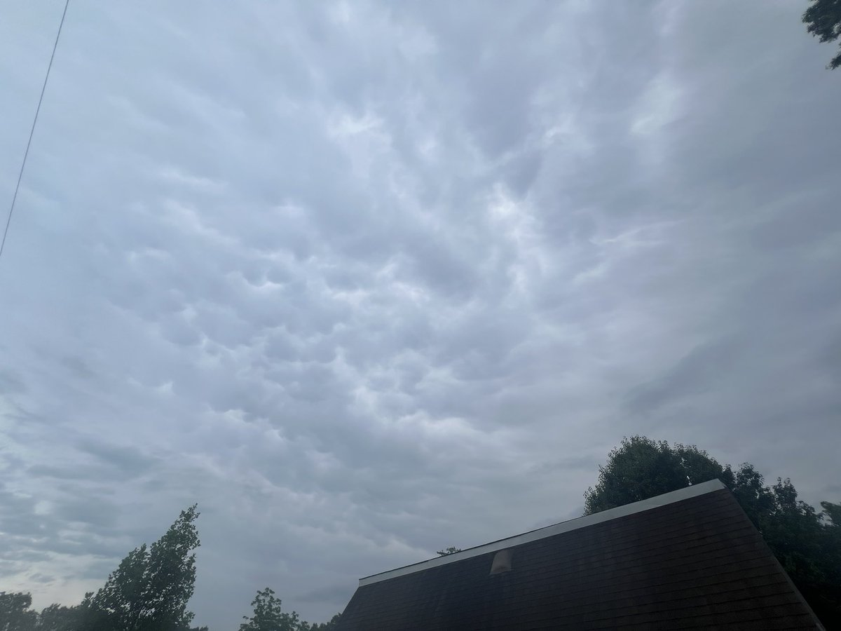 ZachStephenB's tweet photo. What looks to be mammatus clouds over the Valley View area. @ryanvaughan https://t.co/IQ7vIdzRm6