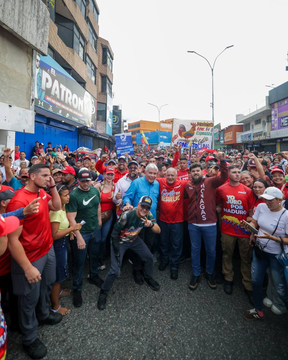 ConElMazoDando's tweet photo. MONAGAS - MATURÍN | Desde la ciudad de Maturín, el secretario general del Partido Socialista Unido de Venezuela (@PartidoPSUV), Diosdado Cabello (@dcabellor), invitó a todo el Pueblo de Monagas a votar por los candidatos de los partidos del Gran Polo Patriótico Simón Bolívar (GPPSB) para continuar el trabajo que permita hacer de esta entidad un estado potencia. 

Durante su intervención en el cierre de campaña de las fuerzas revolucionarias en el estado oriental, destacó la importancia de gobernar junto al Pueblo para garantizar una gestión eficiente y constructiva. 

"Hoy invitamos a este Pueblo a que te acompañe y no te deje solo, y tú cuando ganes al gobernación debes acompañar a este Pueblo y no dejarlo solo nunca, debes gobernar junto al Pueblo siempre y Ernesto (Luna) tiene ese compromiso y el estado Monagas lo convertiremos en un estado potencia", sentenció. 

Subrayó la importancia de sumar a los sectores que se alejaron del proyecto revolucionario en la entidad, remarcando que "la Revolución Bolivariana no excluye a nadie, la Revolución Bolivariana suma y suma"

#YoVotoPorLosQueResuelven #22May