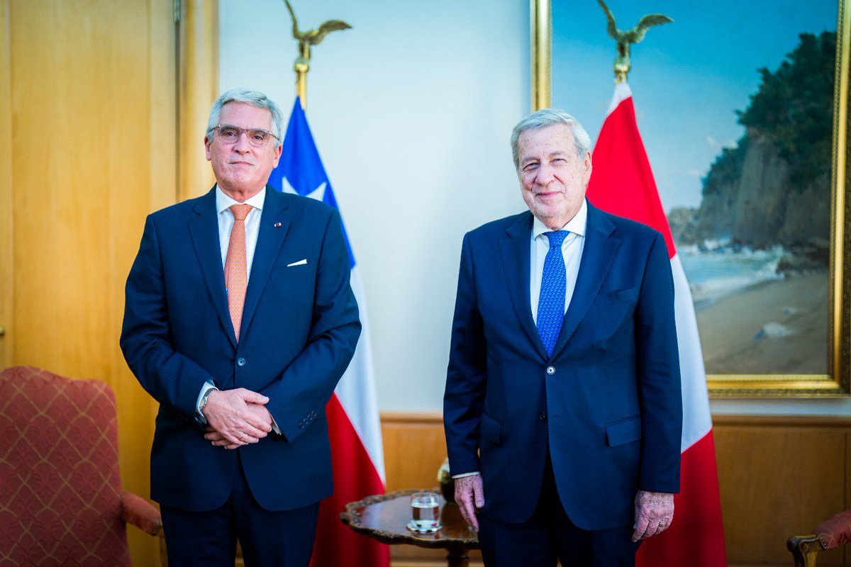 El canciller Alberto van Klaveren se reunió con el nuevo embajador de Perú en Chile, Peter Camino. En el encuentro le deseó éxito en su misión diplomática y reafirmó el compromiso de seguir fortaleciendo la agenda bilateral entre los países. 🇨🇱🤝🇵🇪