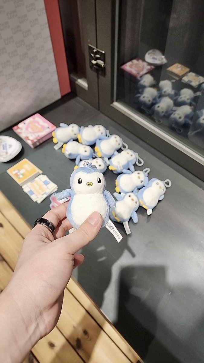 <a href="/ayunKang/">Ayun</a> Thanks for coming to join us Pudgy &amp; Abster! 🐧💙💚 So many loved the toy keychains!💕 

Surprised much?