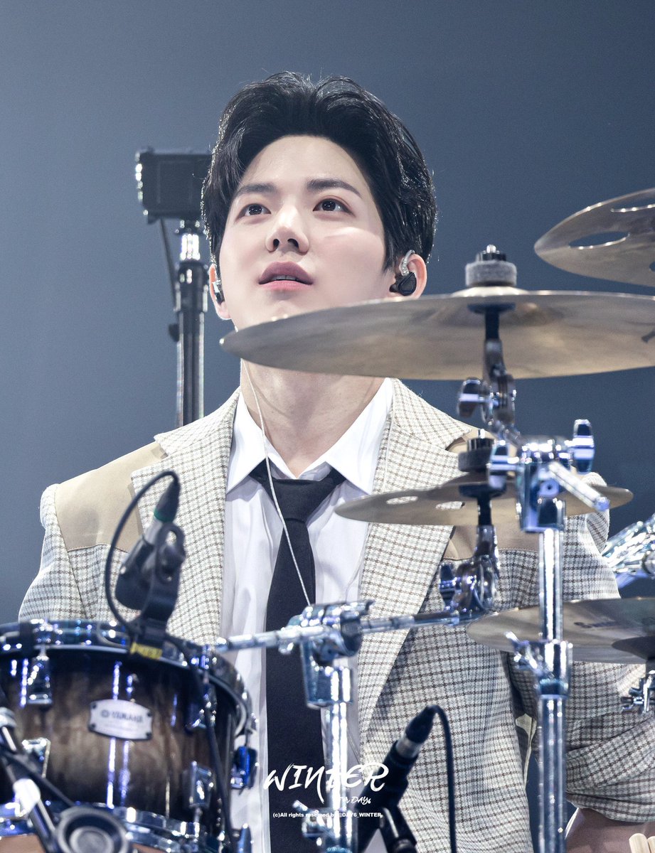 데뷔 초반엔 하도 말을 안해서 마이크 잡기만해도 모두 좋아했다는 거.
작은 공연장에서는 혼자 조명도 못받고 뒤에서 묵묵히 연주만 했다는 거.
그 시간들을 흘려보내고 더 단단히 성장한 모습을 보면 기분이 이상해져🥹
지금도 여전히 귀는 빨개지지만 너의 진심은 다 전해지니까. 고마워🩵