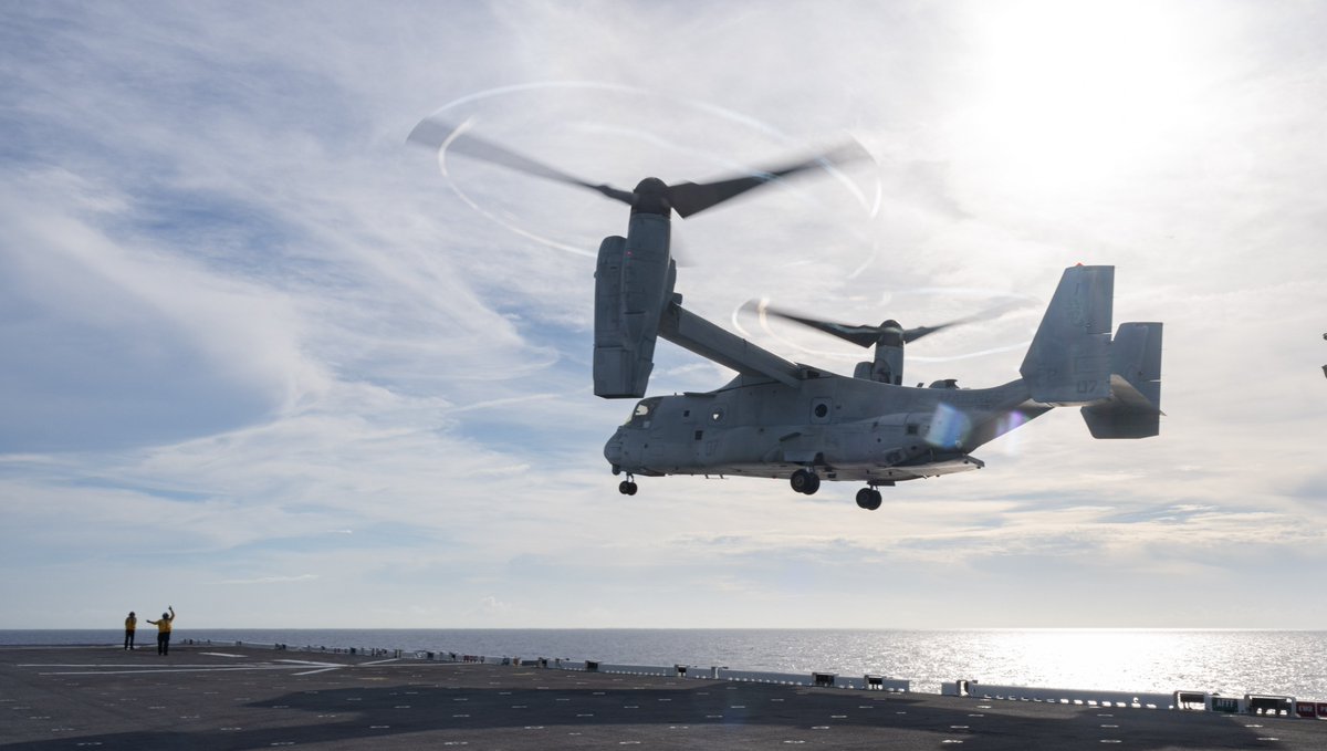 USPacificFleet's tweet image. Big props to the #BlueGreenTeam 🇺🇸💙💚

MV-22B Osprey tiltrotor aircraft from Marine Medium Tiltrotor Squadron (VMM) 262 conduct flight ops with #USSAmerica (LHA 6) in the Philippine Sea, May 21. 

#FreeAndOpenIndoPacific #Readiness @SurfaceWarriors

📸: MC3 Darian Lord
