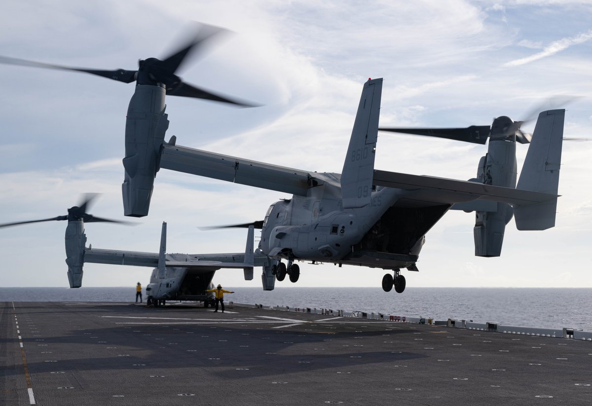 USPacificFleet's tweet image. Big props to the #BlueGreenTeam 🇺🇸💙💚

MV-22B Osprey tiltrotor aircraft from Marine Medium Tiltrotor Squadron (VMM) 262 conduct flight ops with #USSAmerica (LHA 6) in the Philippine Sea, May 21. 

#FreeAndOpenIndoPacific #Readiness @SurfaceWarriors

📸: MC3 Darian Lord