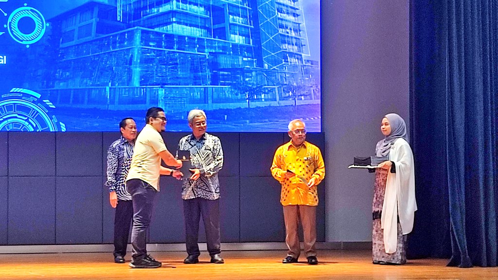 TKPKR (Sektor Infra) (@tkpkr_infra) on Twitter photo 22.05.2025 - Berpeluang hadir Majlis Anugerah Perkhidmatan Cemerlang 2024 bersama YB Menteri & barisan pengurusan tertinggi KKR, JKR, LLM & CIDB. Syabas dan tahniah kepada semua 894 penerima – bukti dedikasi anda dihargai, inspirasi buat kita semua untuk terus cemerlang!
#APC2024 22.05.2025 - Berpeluang hadir Majlis Anugerah Perkhidmatan Cemerlang 2024 bersama YB Menteri & barisan pengurusan tertinggi KKR, JKR, LLM & CIDB. Syabas dan tahniah kepada semua 894 penerima – bukti dedikasi anda dihargai, inspirasi buat kita semua untuk terus cemerlang!
#APC2024