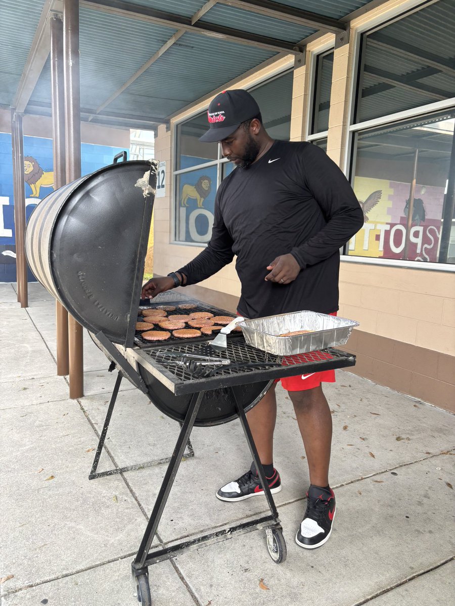 PotterEagles's tweet photo. Did your 3-5th grader make gains during testing? Grill ‘n’ Chill took place today for all of these #buildinglearners students!! #weloveyou @Community_Sch @Jdelaprida7 @TransformHCPS @HillsboroughSch @CoachTrae813 https://t.co/s0JkIJN0FZ