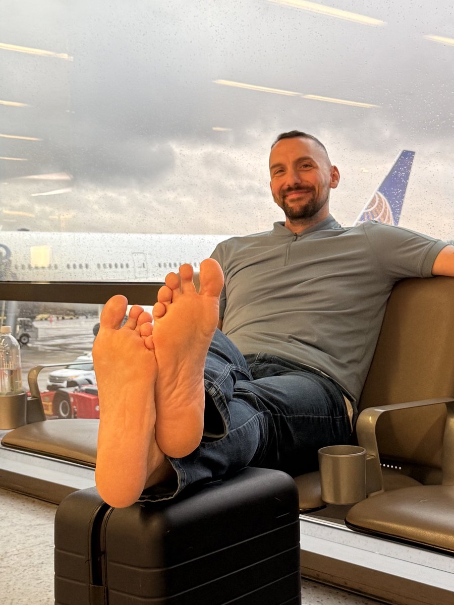 Estou a caminho do Brasil. Quantos taradinhos brasileiros estão prontos para me servir e a esses pés enormes e perfeitos? 🇧🇷👅🦶🏻🧎🏼