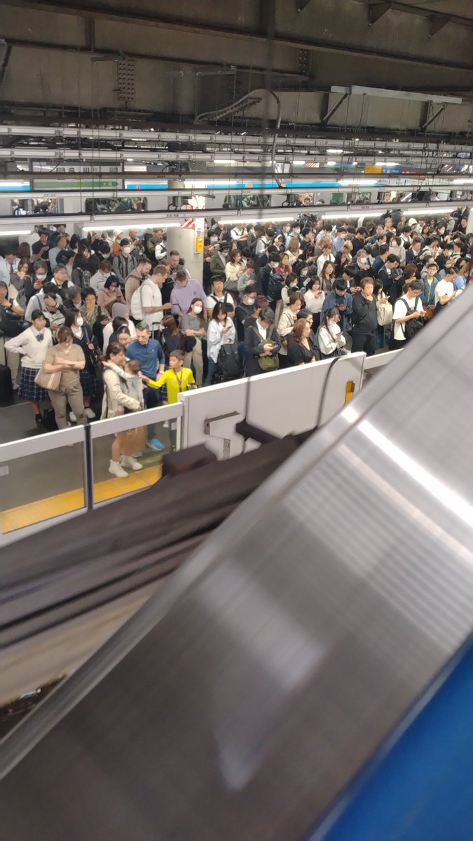 rezerudo's tweet photo. 山手線 外回り 遅延の影響で、品川駅 が酷いことに・・・ https://t.co/mbEI7GNXKL