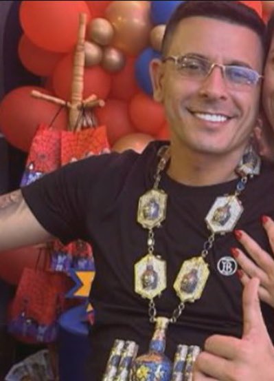 ⚠️ATENÇÃO: A Polícia Civil descobriu que o ex-policial do BOPE Rony Pessanha dava treinamento para chefes do Comando Vermelho e cobrava R$ 1,5 mil a hora.

Investigadores identificaram mensagens e áudios nos quais Pessanha detalha sessões de treinamento com os traficantes