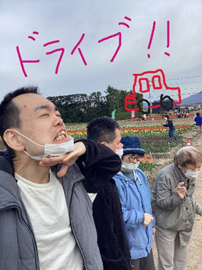 smnlighthouse's tweet photo. 今在家チューリップまつりと森林公園にお出かけしました🌷
この季節のお出かけはとても気持ち良くてうっかり長居してしまいました(笑)
＃島根ライトハウス＃しののめ寮＃島根県＃宍道町＃障がい者支援施設＃視覚障がい＃今在家チューリップまつり＃ふるさと森林公園 https://t.co/SyaksyH79l