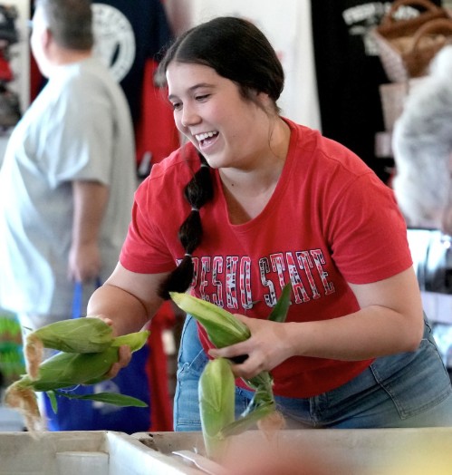 The wait is over. The Central Valley summer favorite, Fresno State sweet corn, is returning to the #GibsonFarmMarket this Saturday! 🌽  Find out how you can get your hands on the world-famous corn at: bit.ly/FS25-sweet-corn