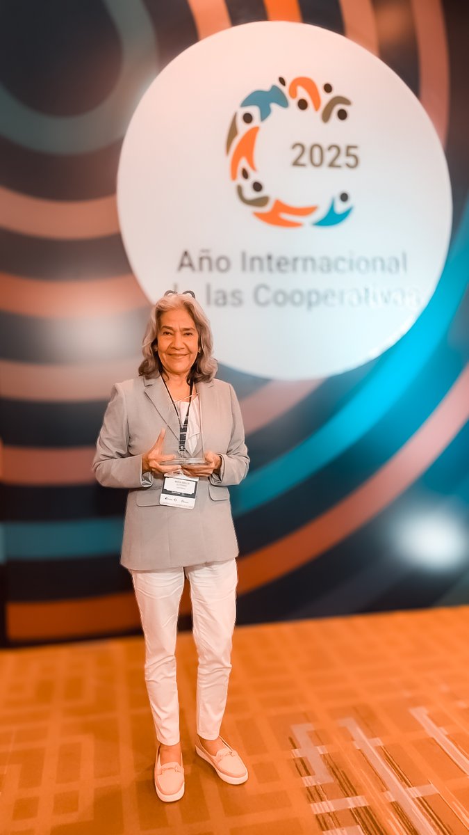 cootregua's tweet photo. 🏆✨ ¡ESTE RECONOCIMIENTO ES DE TODOS NOSOTROS! ✨🏆
En el marco del Encuentro Nacional de CONFECOOP, Bancoldex nos ha reconocido como GRAN ALIADO DE LA INCLUSIÓN FINANCIERA 🤝💙
Pero este logro no es solo nuestro, es de CADA UNO de ustedes que hacen parte de la familia COOTREGUA https://t.co/ailmZA64yu
