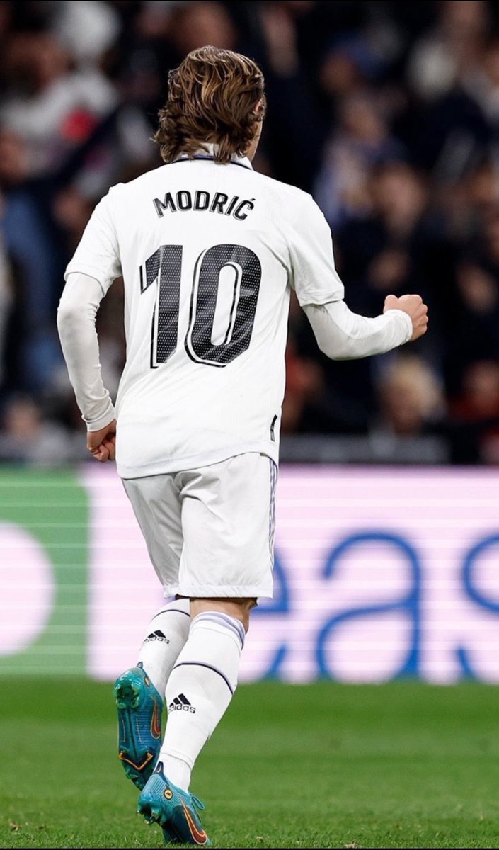 fzxri's tweet photo. #لوكا_مودريتش أفضل لاعب خط وسط بالتاريخ، يعلن اليوم رحيله المؤلم عن ريال مدريد بعد 13 عام من العطاء متوجاً بـ28 بطوله في النادي الملكي، وداعاً يا لوكا ستبقى في قلوب المدريديستا دائماً🤍🖤. https://t.co/1fska2cWuq