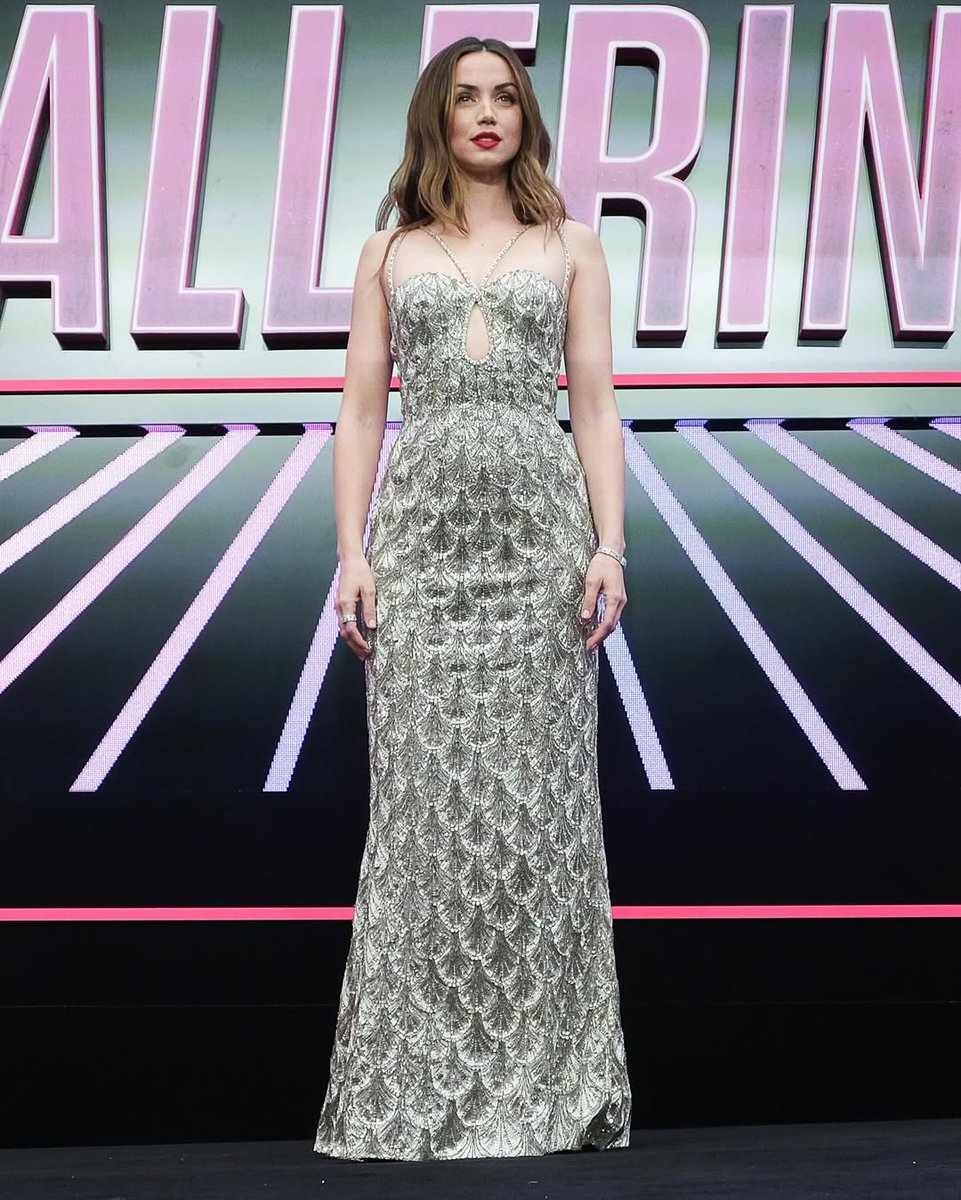 AFCH_'s tweet photo. Ana de Armas  en el premiere mundial de ‘BALLERINA’ en Londres.

#AFCH https://t.co/8JotUn5HTW