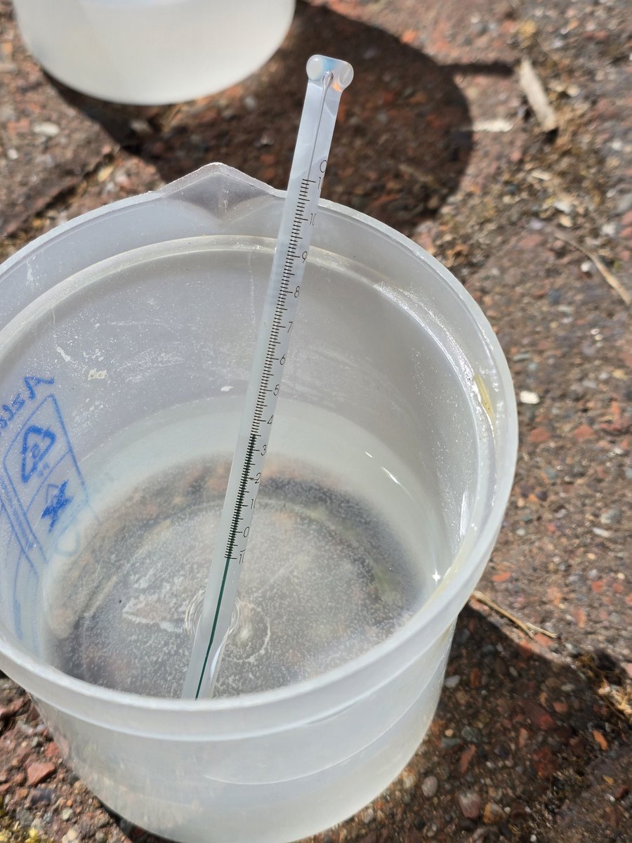 After 90 minutes the surface temperature was nearly 40⁰C ( bearing in mind this is May in Scotland!

Uncovered beakers got to 27⁰C and the covered beakers reached 38⁰C - after full 11⁰C higher!