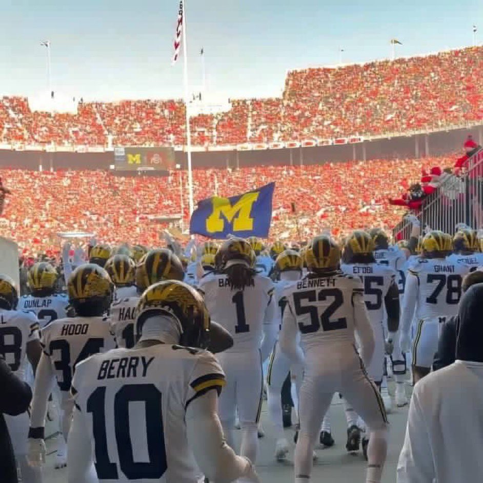 MisterCiv's tweet photo. need this walkout scene in college football 26 https://t.co/ByXZYPLneL