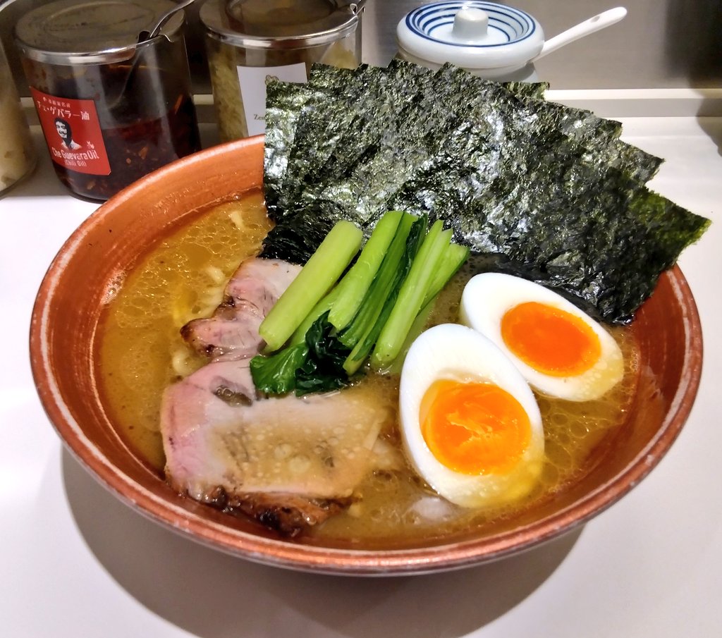 家系ラーメン革新家TOKYO　のり玉ラーメン

東京ラーメンストリート

海苔の仕入れにこだわってるそうです
たしかに。。。海苔が美味い‼️しっかりした硬さで磯の風味がバツグン💪頼んで正解
スープはカエシ控えめ😊だけとコクがあるっちゅうヤツ😋これならインバウンドのお客さんも納得のお味だね