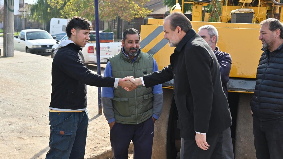 Estamos en marcha.

Recorrimos las tareas de asfaltado en la calle Pablo Costa, entre Avellaneda y Don Bosco, de la Delegación Norte.

Mientras atendemos las diferentes consecuencias del temporal, continuamos avanzando con las obras según nuestra planificación. 

Sigamos unidos.