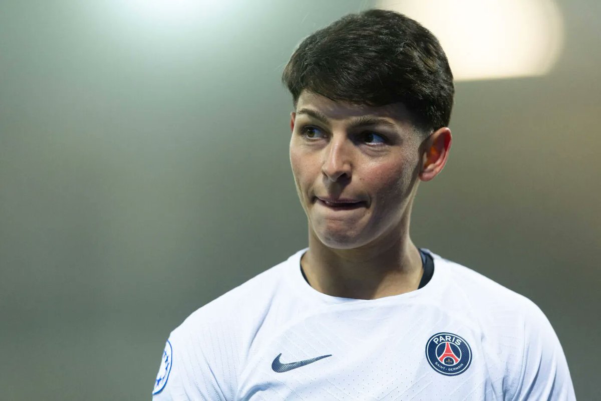 🔴🔵 Soutien total à <a href="/elisadealmeida/">Elisa</a>

Le coup de tonnerre est tombé : Laurent Bonadei a fait le choix fort – et surprenant – de ne pas sélectionner Wendie Renard pour les prochains matchs de l’équipe de France. Une décision assumée par le sélectionneur… mais qui a déclenché une