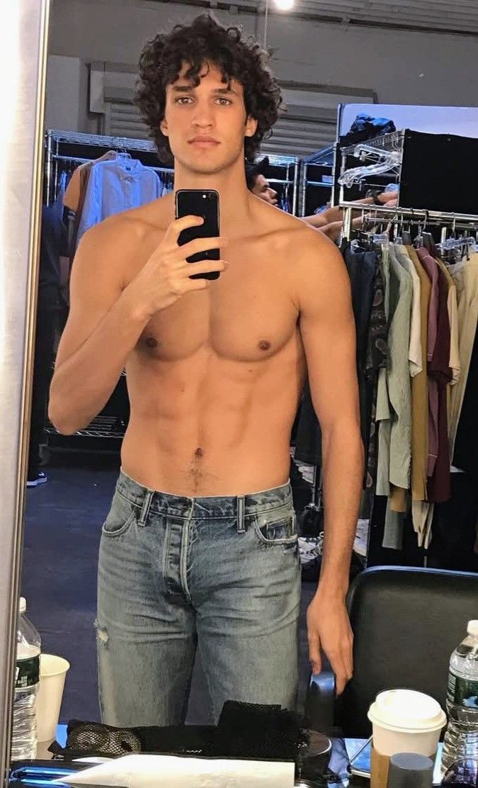 QuieroEstarAhi's tweet photo. No es modelo, pero debería serlo. 🧍♂️✨
#OrgulloVisible #gayselfie https://t.co/OWDbwSKRQl
