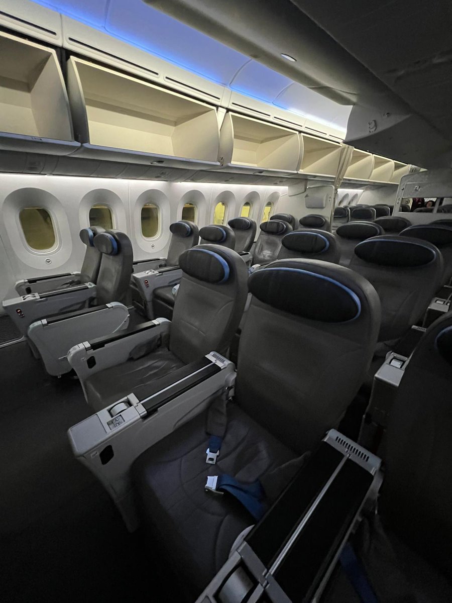 AviationNewsIL's tweet image. 🇺🇸🇮🇹🇮🇱🆕 #Arkia's new #Dreamliner is here!
The brand-new 787-9 (EI-NEW), leased from Italy's @air_neos, landed at #TLV and took off tonight to #JFK as #IZ993.
It features 355 seats (26 premium), IFE, and WiFi.
Arkia now flies 5x weekly to #NYC!

 #Neos