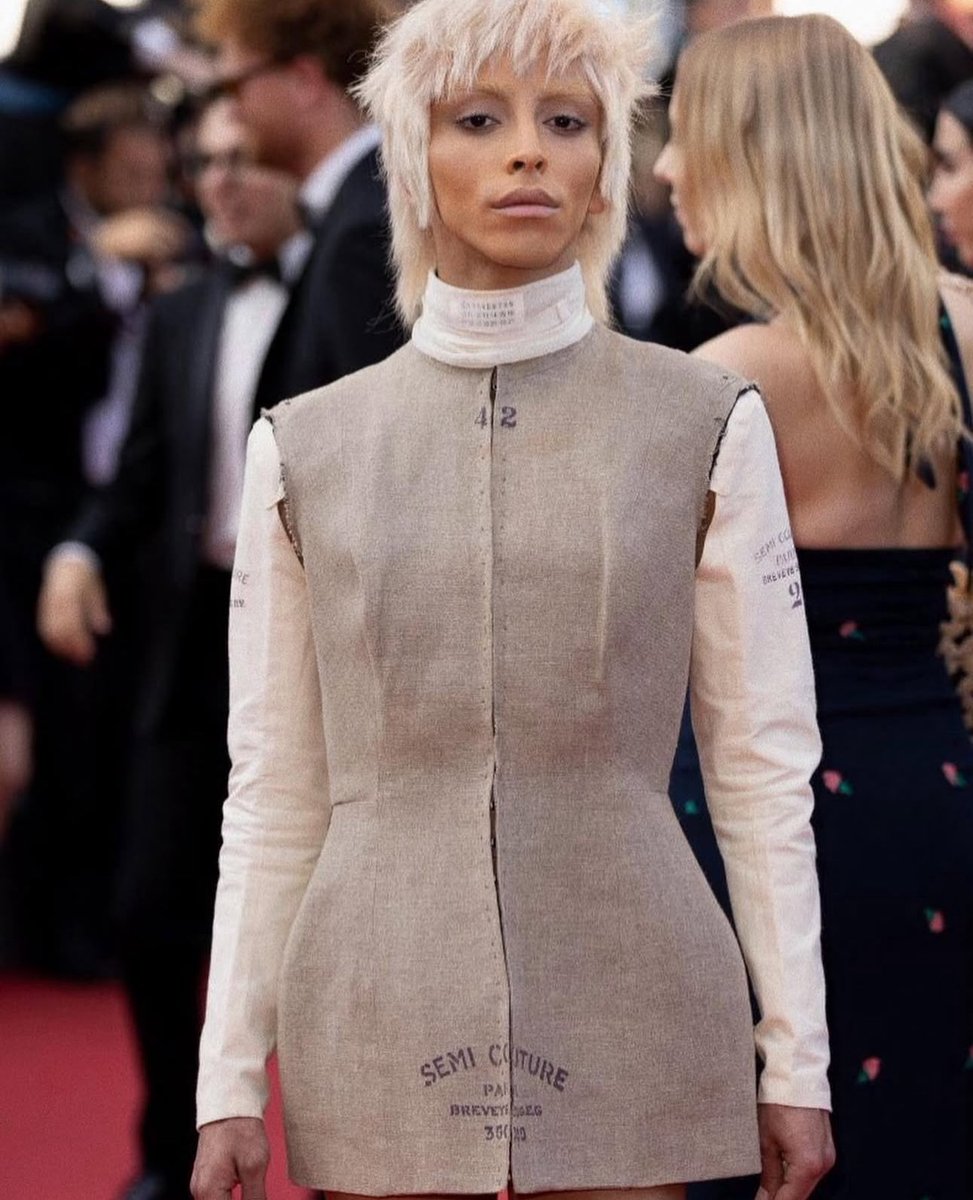 iambilalhassani's tweet photo. l’incroyable robe que je porte a été désignée par Eden Tan pour son défilé de fin d’études a central saint martins.

elle est dans la continuité d’une tenue margiela en stockman que j’avais porté à cannes également.

on sait très bien quoi faire pour que tu parles de moi patricia https://t.co/aZsmMIfob4